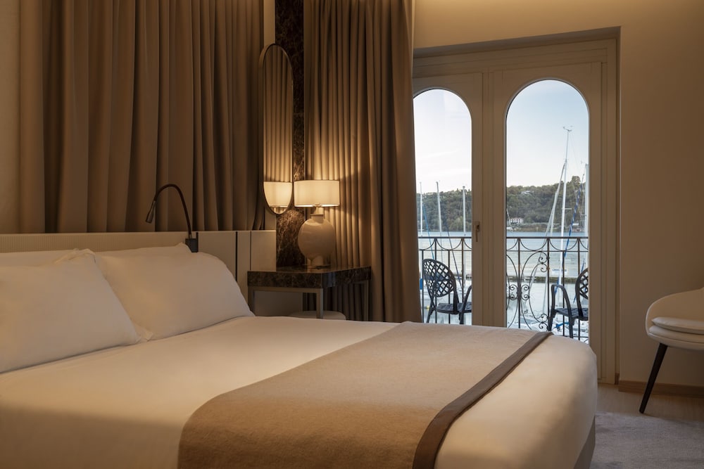 Superior Room, Lake View