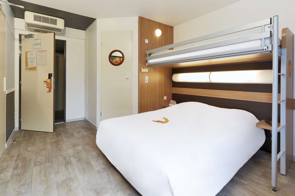 Standard Room, Multiple Beds (1 Double and 1 Single bed) - Photo 2