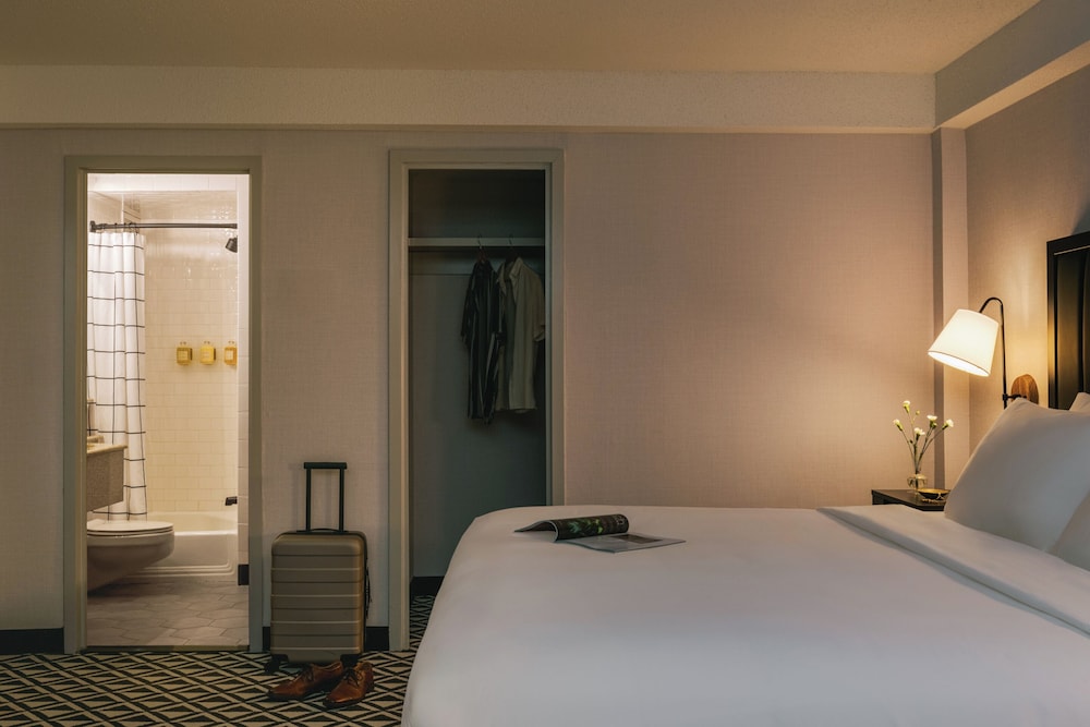 Room, 1 King Bed, No View