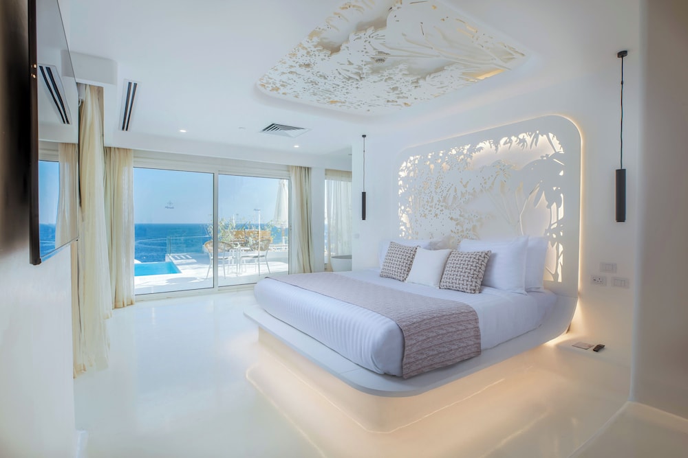 Hall of Fame Pool Suite