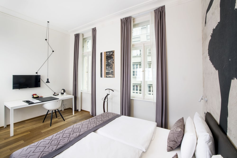 Available room thumbnail 6