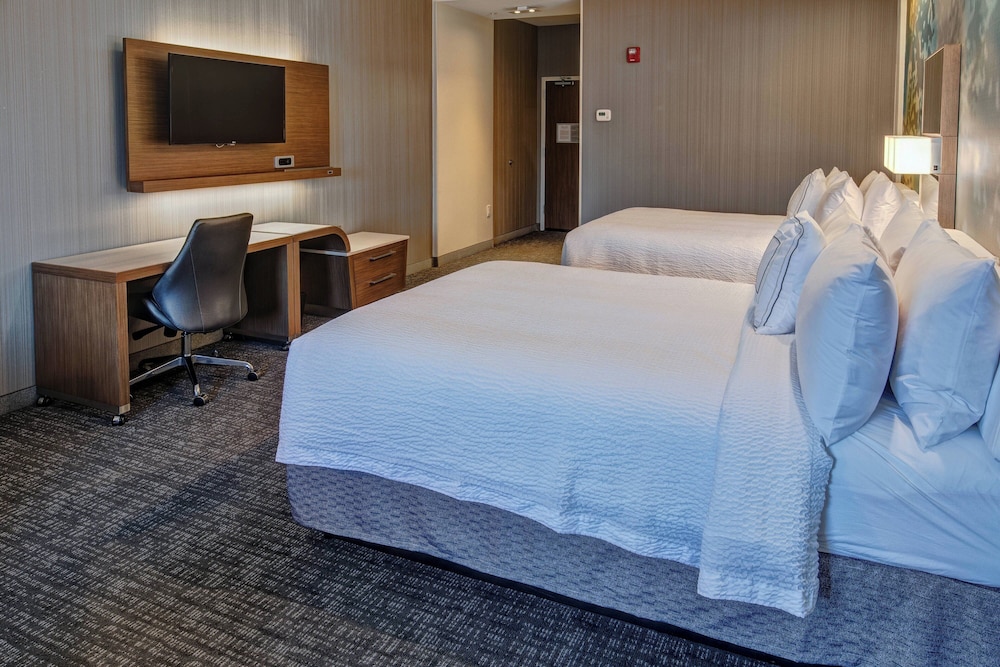 Room, 2 Queen Beds (Mobility/Hearing Accessible, Tub) photo 2