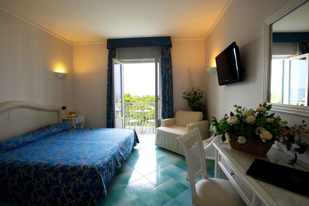 Superior Triple Room, Park View photo 3