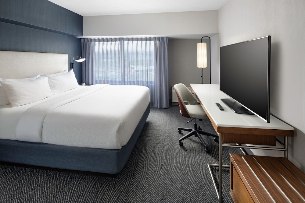 Junior Suite, 1 King Bed with Sofa bed - Photo 1