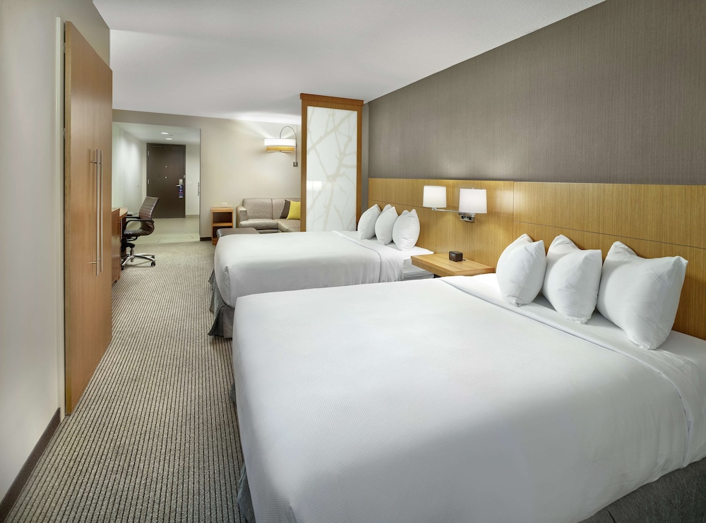 Room, 2 Queen Beds, Accessible, Bathtub