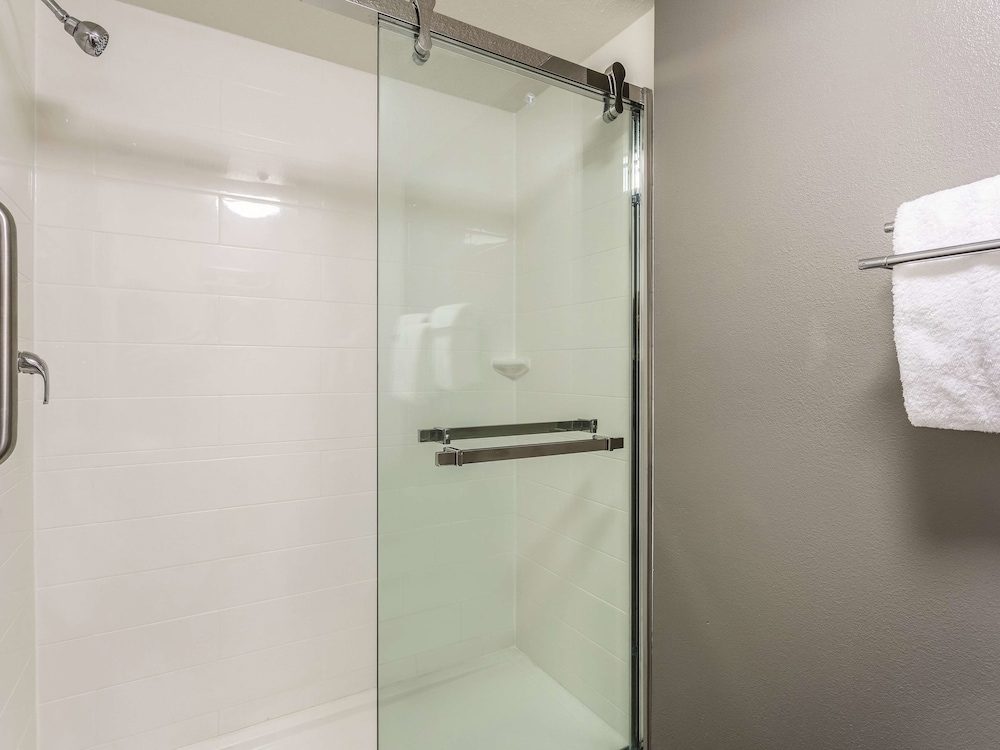 Executive Room, 1 King Bed, Non Smoking, River View (Deluxe) - Photo 4