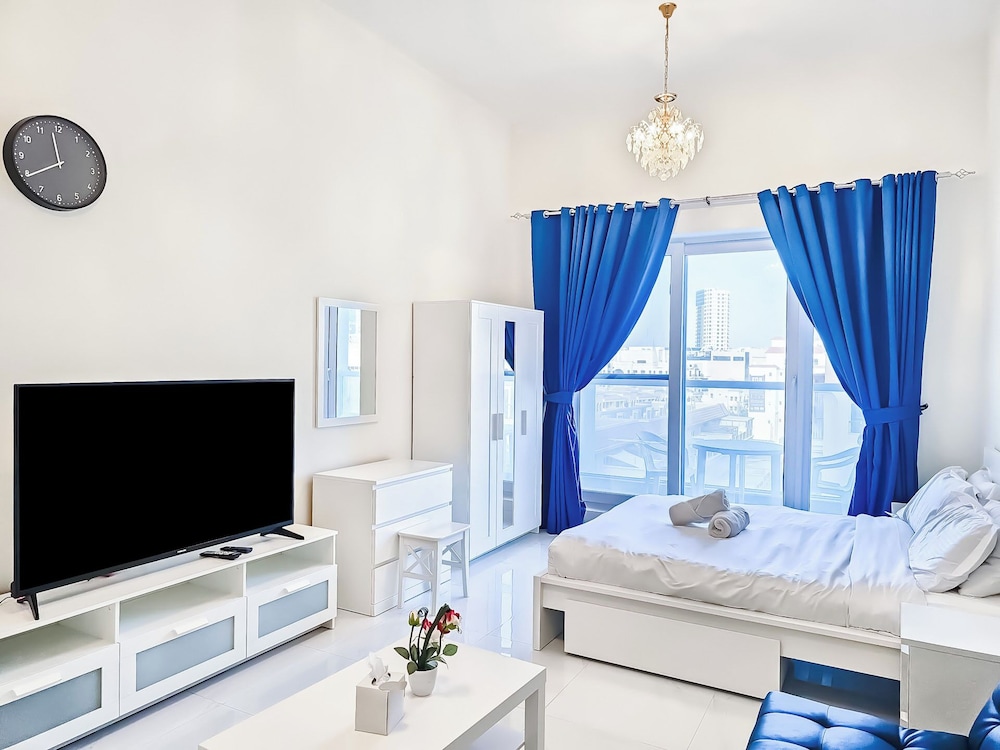 Deluxe Studio, 1 King Bed with Sofa bed, Non Smoking photo 1