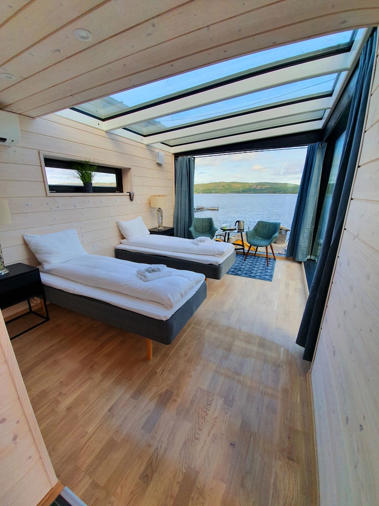 Comfort Chalet, 2 Twin Beds, Bay View, Overwater photo 1