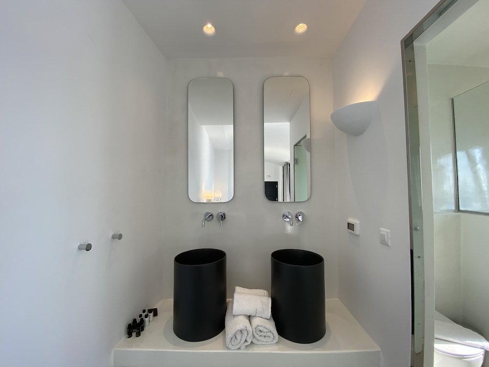 Executive Suite - Photo 21