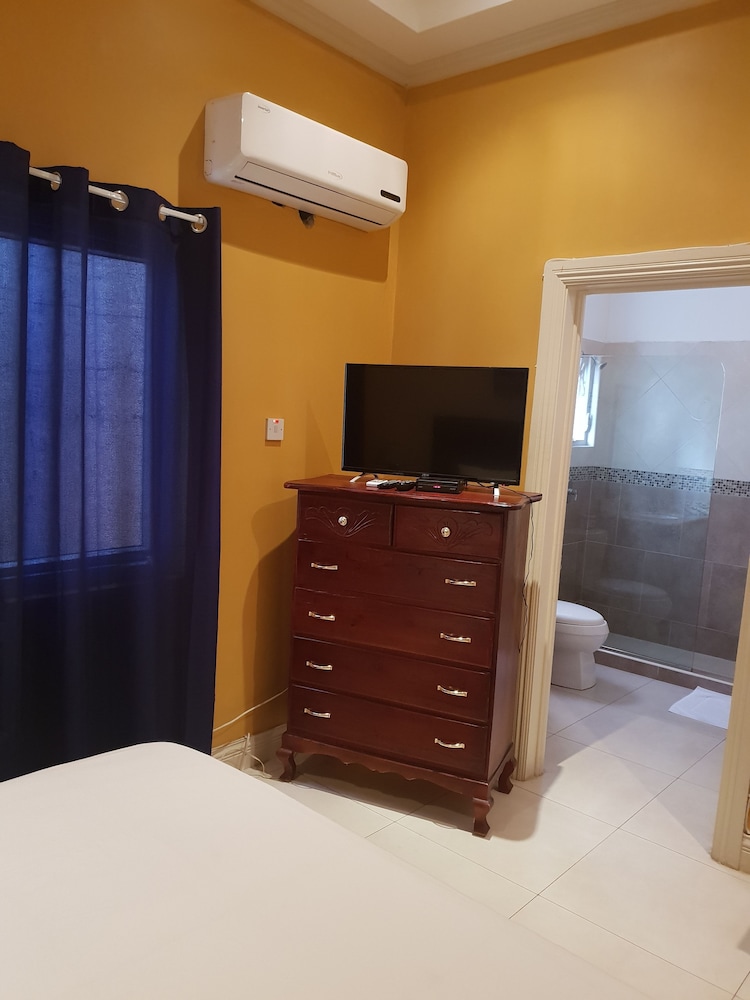 Standard Room, 1 Queen Bed photo 3