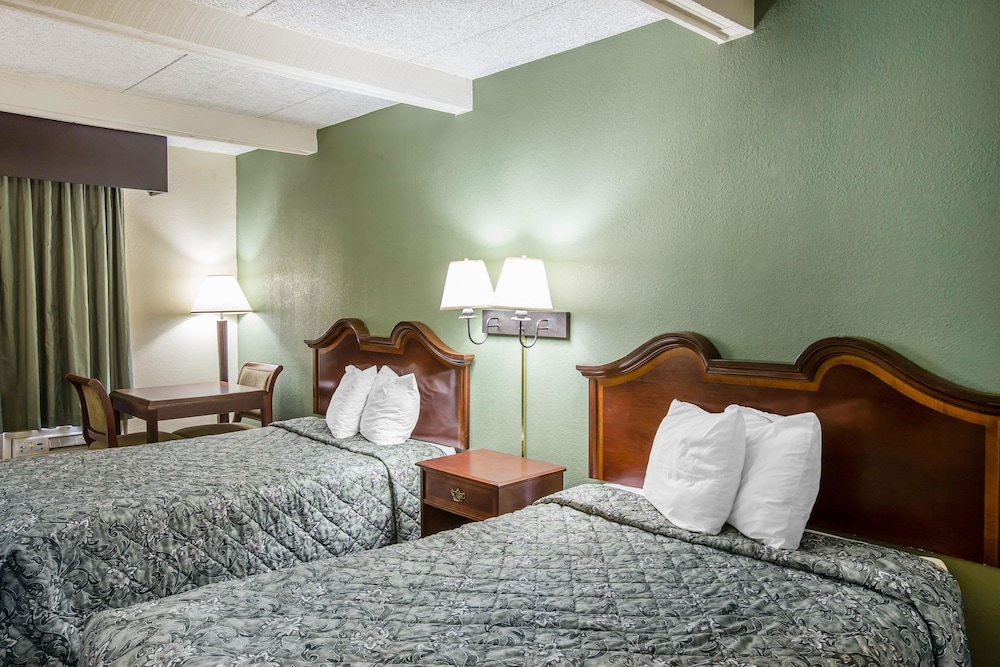 Standard Room, 2 Queen Beds, Non Smoking - Photo 2