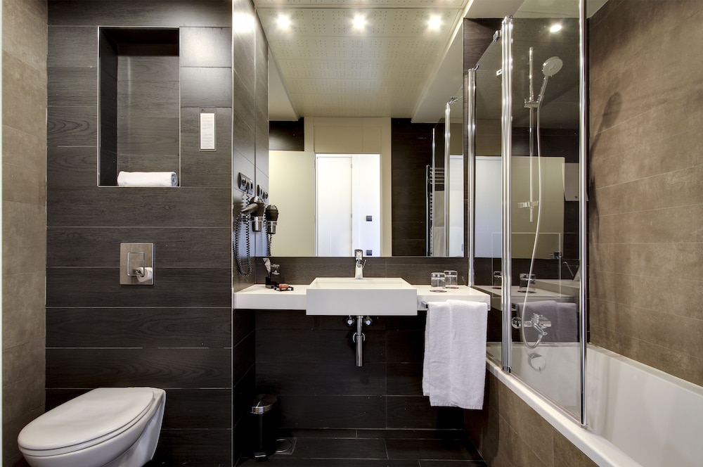 Standard Double or Twin Room (3 Adults) - Photo 7