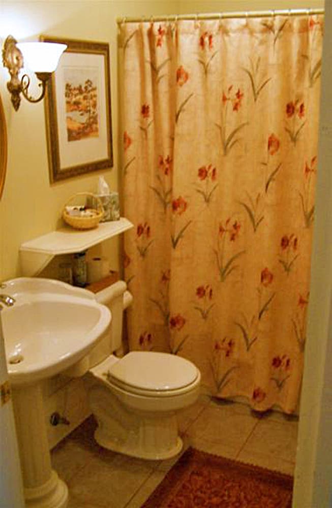 Luxury Room, 1 Queen Bed, Private Bathroom, Garden View photo 3