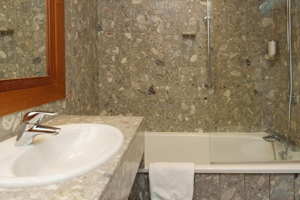 Premium Twin Room - Photo 3