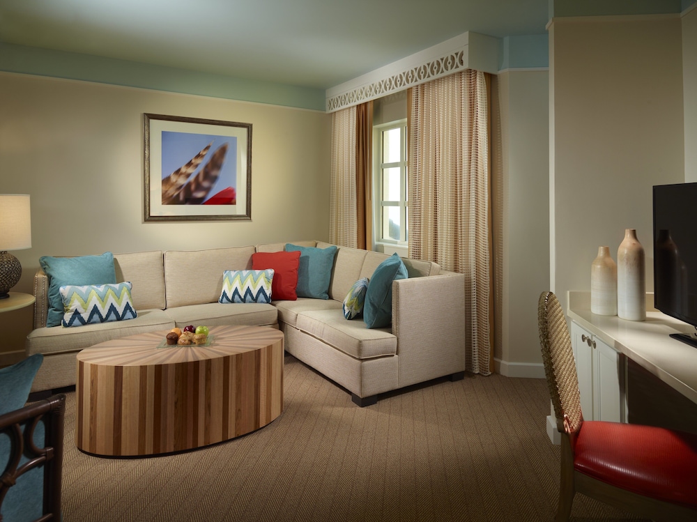 Premier Suite, 1 King Bed, Ocean View, Corner (Pool View) - Photo 4