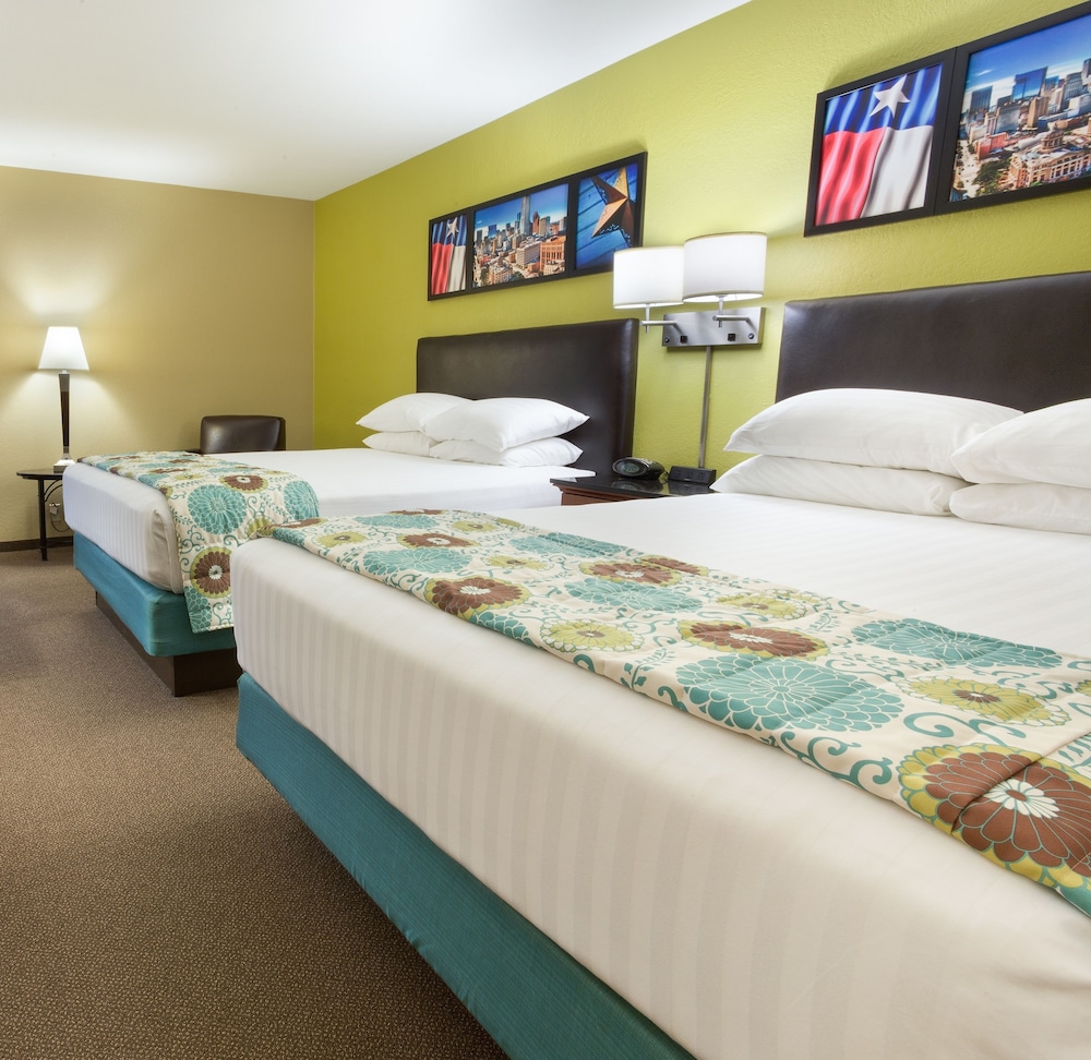 Deluxe Room, 2 Queen Beds, Non Smoking - Photo 2