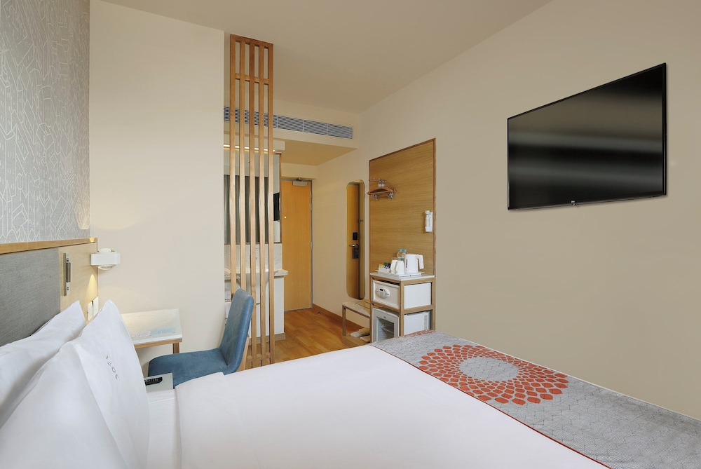 Standard Room, 1 Queen Bed photo 3