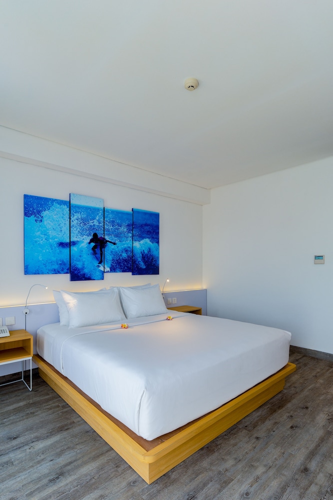 Premium Room, 1 Queen Bed, Pool View photo 2