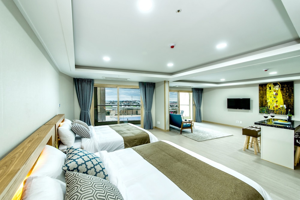 Family Room (Luxury A) photo 2