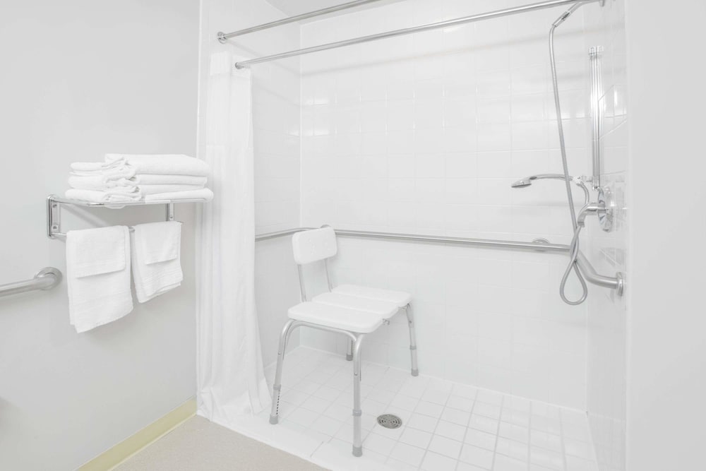 Suite, Accessible, Microwave - Photo 3