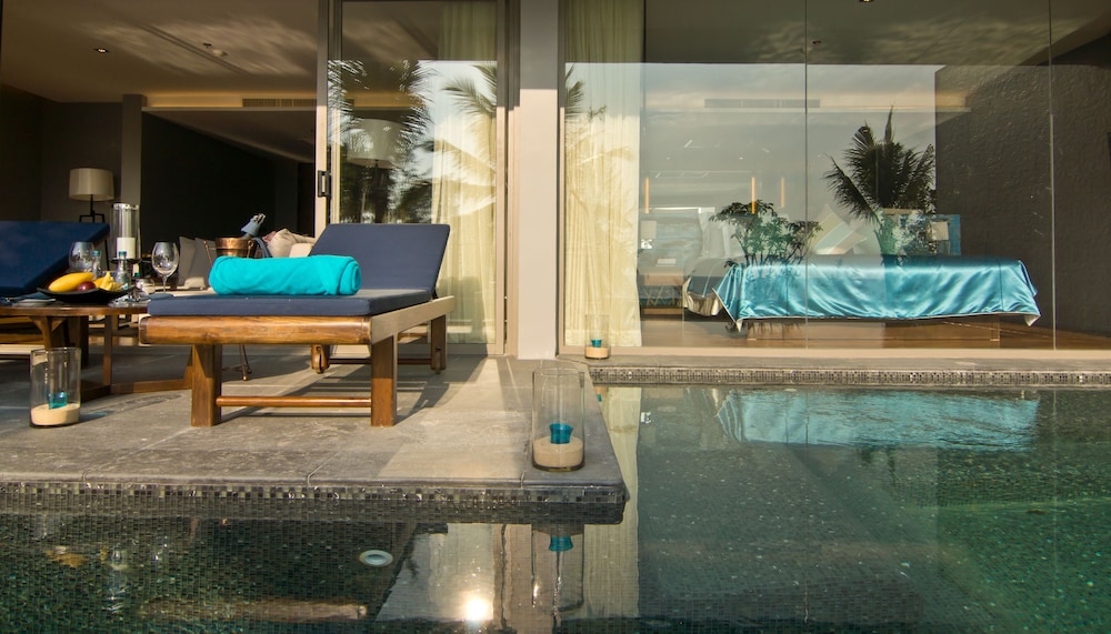 Prestige Pool Suite King Bed photo 2