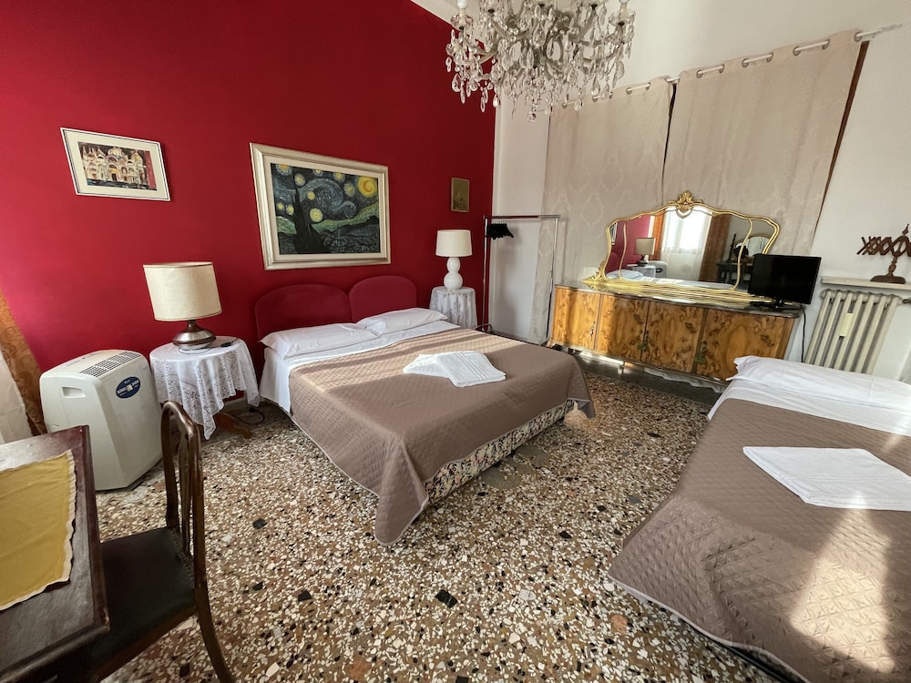 Honeymoon Room, Shared Bathroom, Canal View photo 1