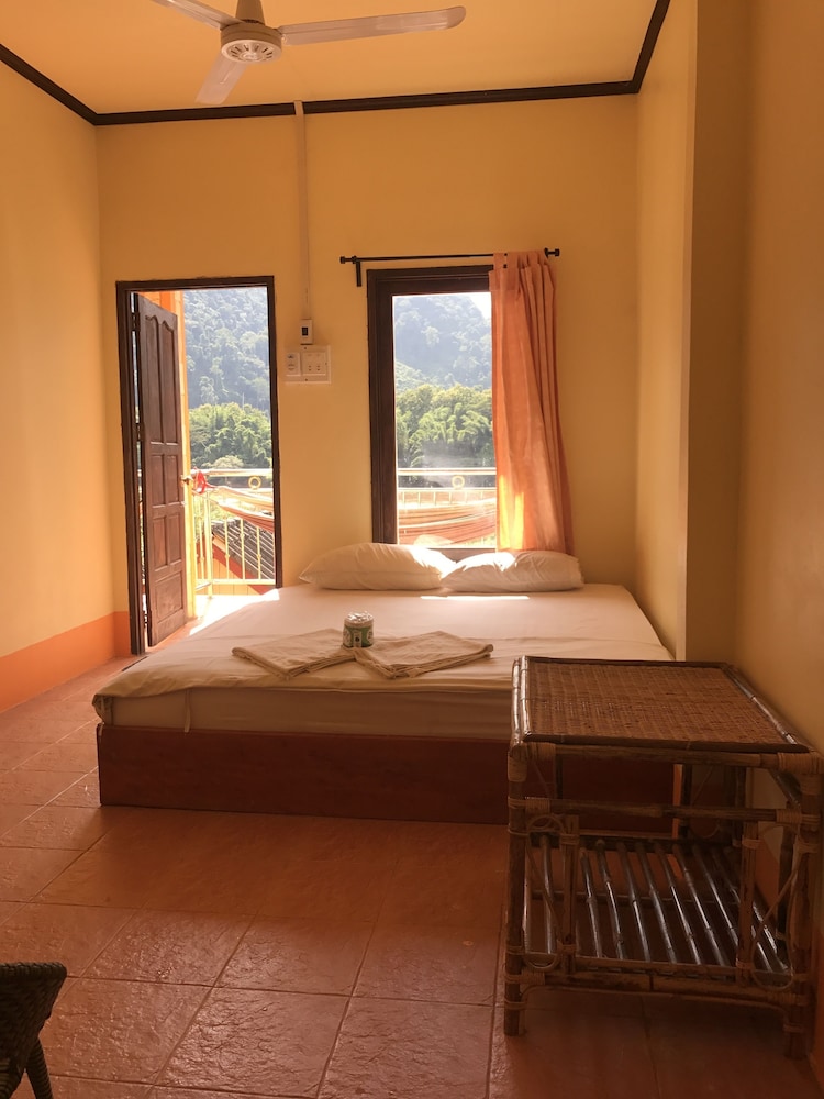 Standard Double Room, 1 Queen Bed, River View, Mountainside photo 1
