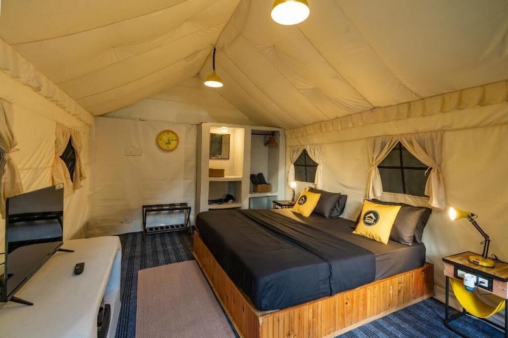 Standard Swiss Tent photo 3