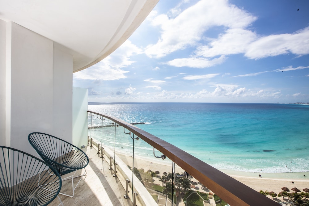 Altitude Corner Suite Ocean Front - Photo 8
