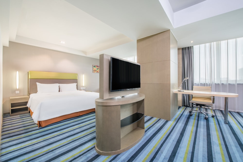 Standard Room, 1 King Bed (Extra Floor Space) photo 3