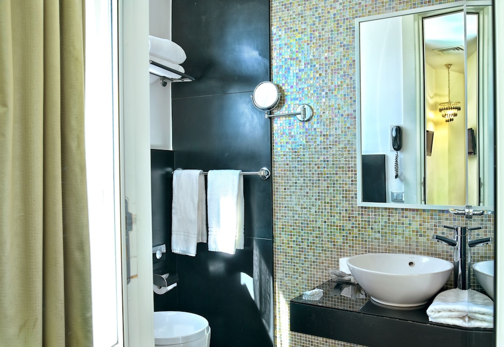 Classic Double or Twin Room - Photo 22