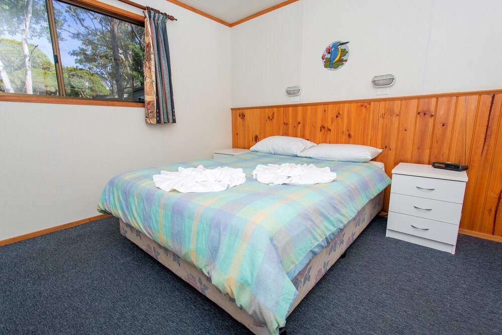 Cottage Cabin - 1 Queen, 1 Bunk and 1 Single