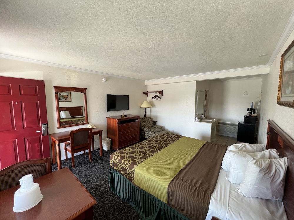 Room, 1 King Bed, Non Smoking - Photo 2
