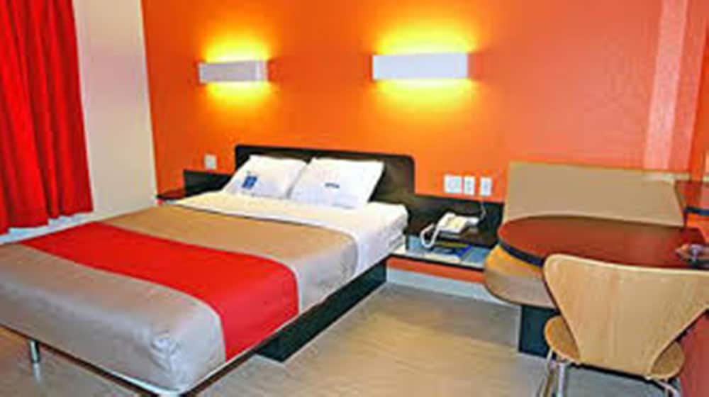 Standard Room, 1 Queen Bed, Accessible, Smoking photo 2
