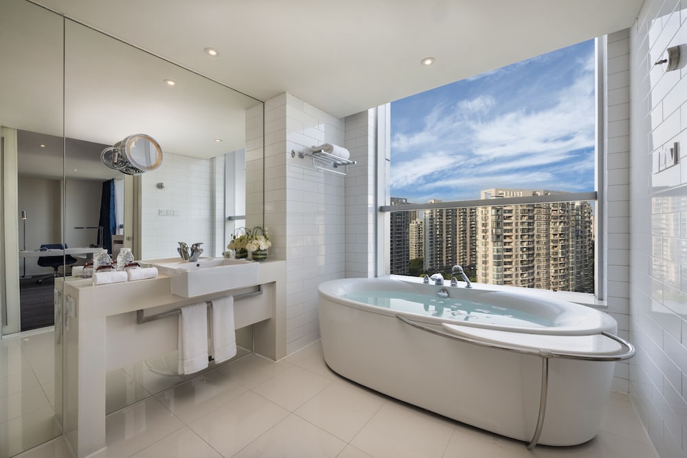Business Suite, 1 King Bed, Business Lounge Access photo 2