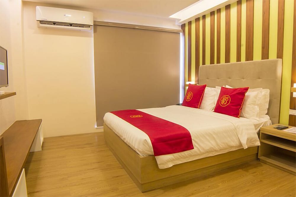 Deluxe Room, 1 Queen Bed, Balcony - Photo 1