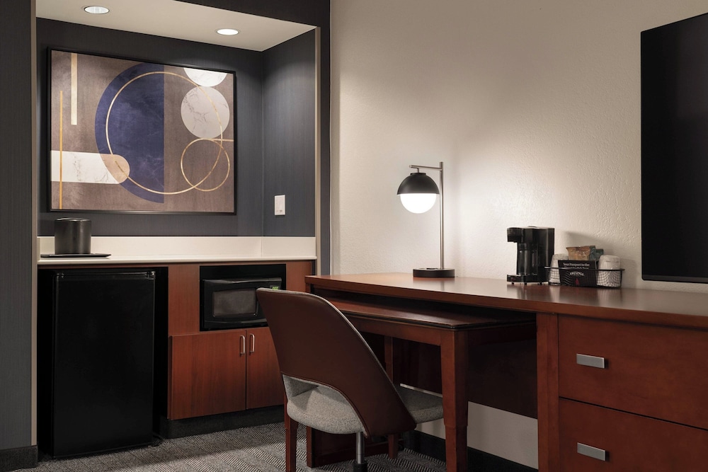 Suite, 1 Bedroom - Photo 2