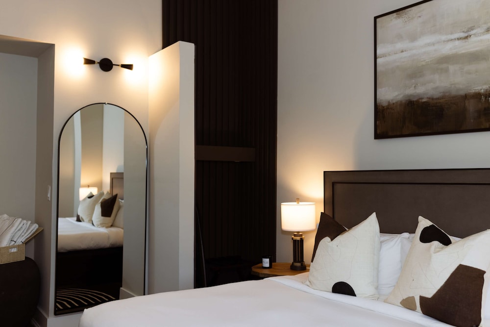 Suite, 1 King Bed photo 3