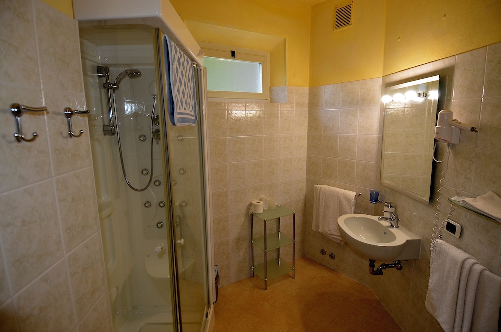 Standard Quadruple Room (no Lake view) photo 3