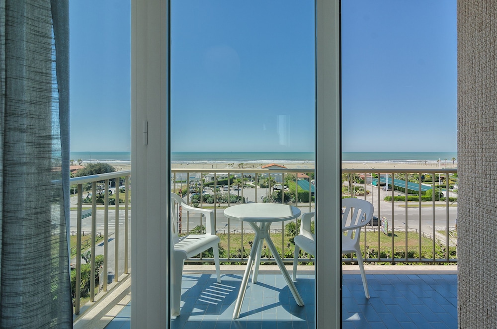 Double Room, 1 Double Bed, Balcony, Sea View photo 2