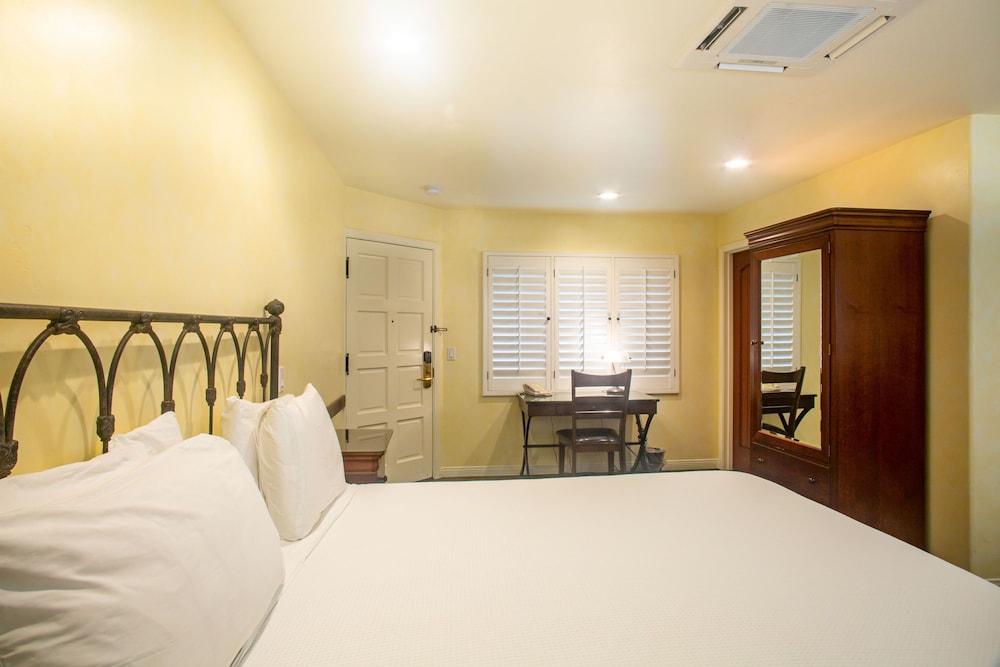 Deluxe Room, 1 King Bed with Sofa bed photo 2