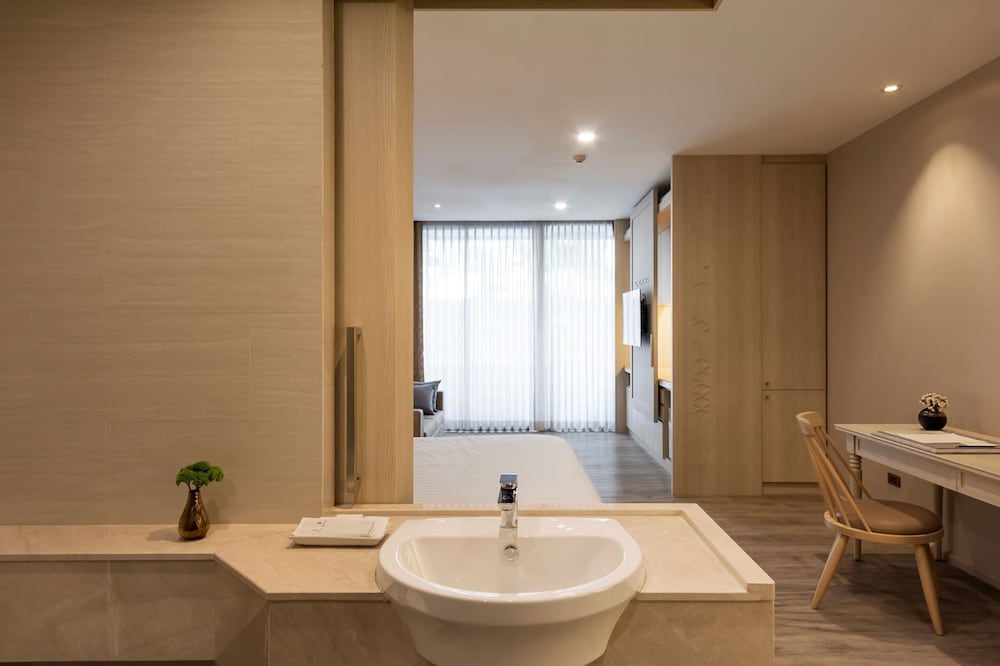 Deluxe Room, 1 King Bed, Pool Access - Photo 14