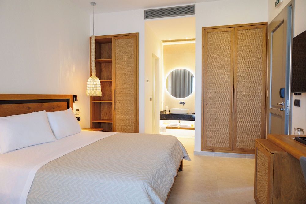 Deluxe Room, 1 King Bed, Balcony, Sea View