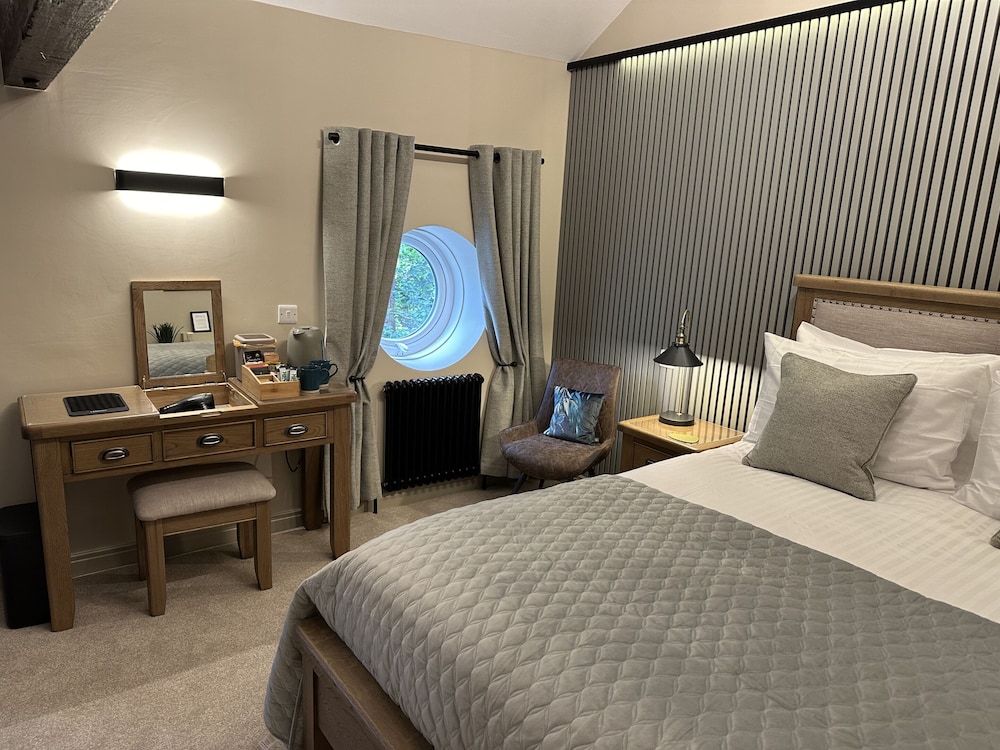 Signature Double Room, Ensuite, River View (Hardcastle) photo 2
