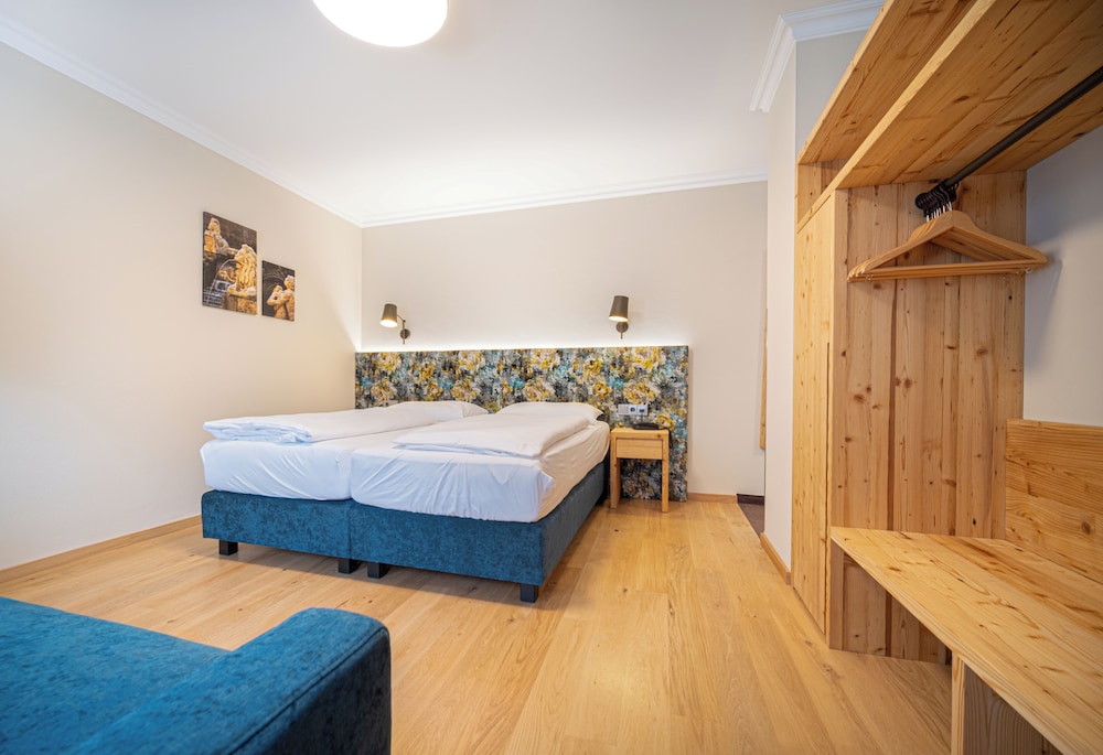Economy Double Room - Streetside photo 1