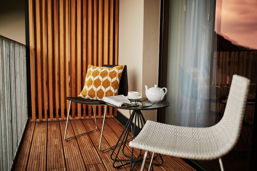 Classic Single Room, 1 King Bed, Balcony, Mountain View photo 3