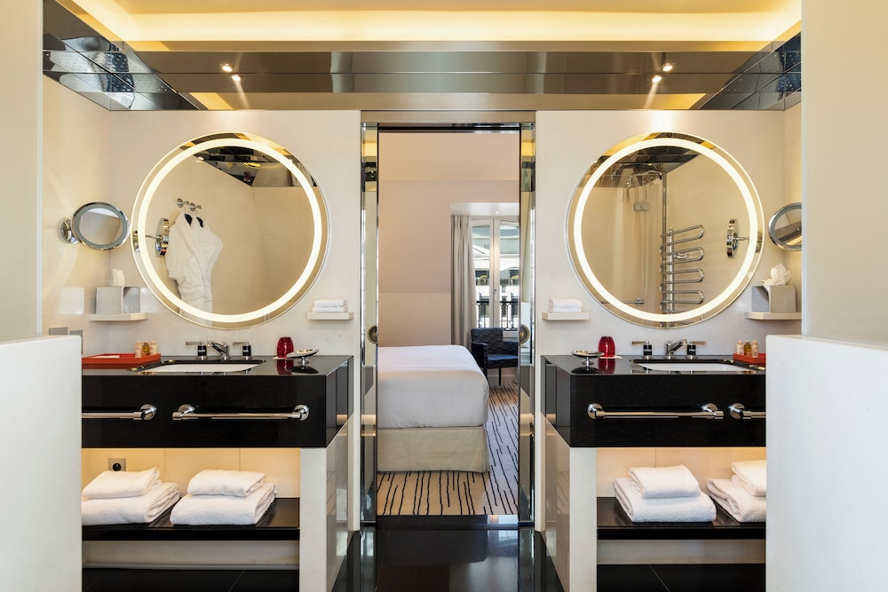 Deluxe Room, 1 King Bed, City View photo 2