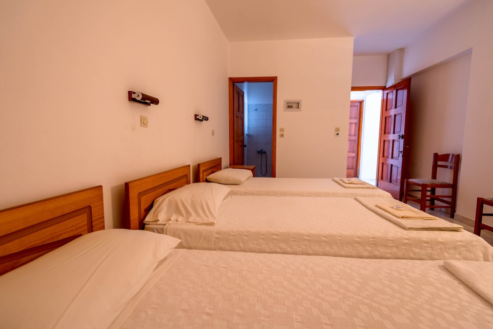 Economy Triple Room photo 3