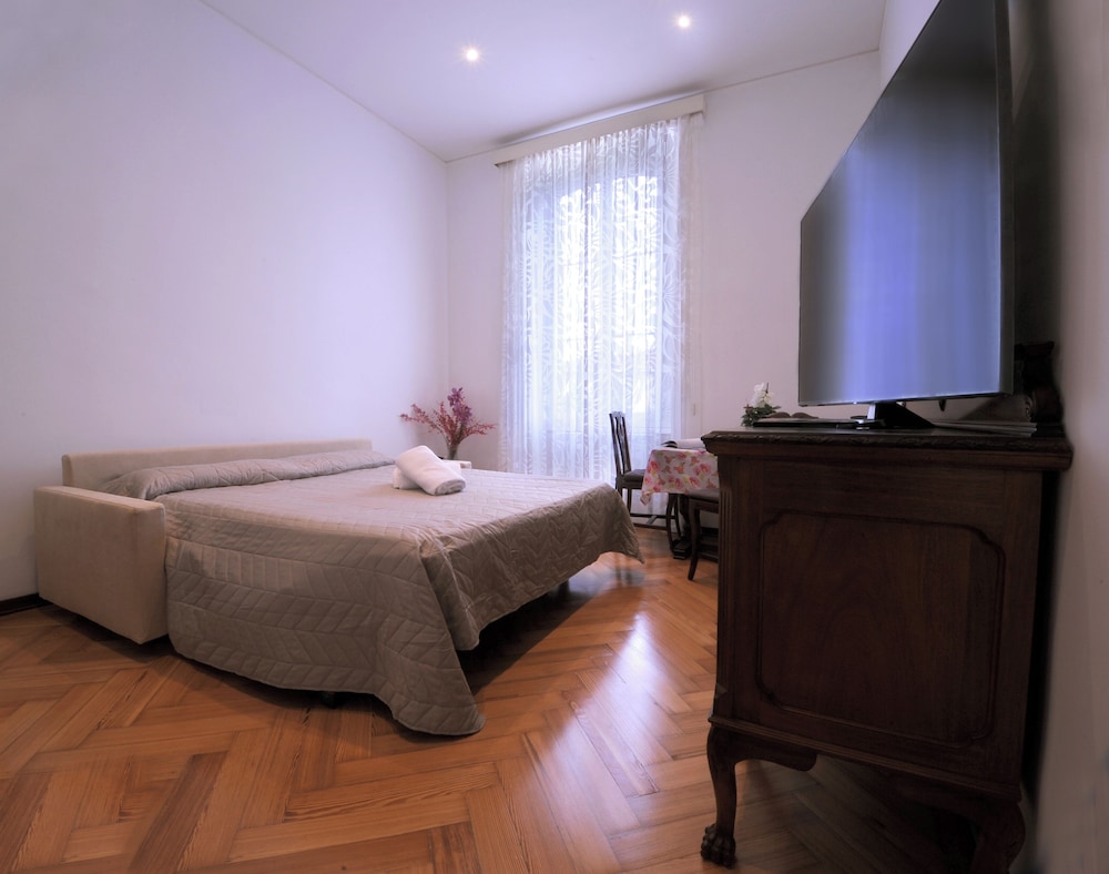 Suite, Room 2 - Photo 3