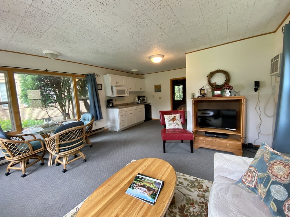 Cabin, 1 King Bed, Non Smoking photo 3